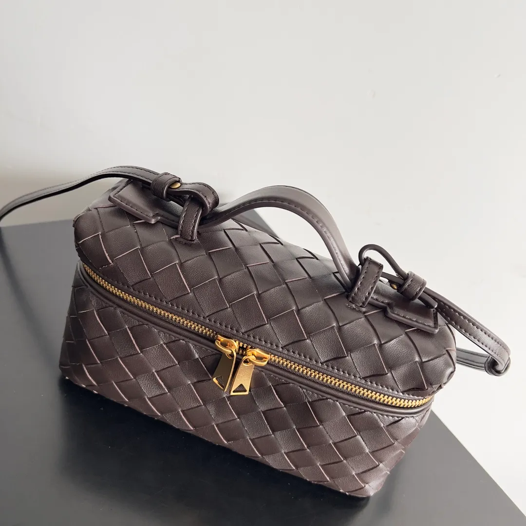 Batch 1360 Bottega Veneta 24 spring and summer woven zipper crossbody bag. A crossbody bag that can be used as a cosmetic bag. The exquisite weaving and compact body are an indispensable accessory for the upcoming summer. The double zipper also better protects the bag. It has a large capacity. If you like it, don’t miss it. Style number: 789109 Size: 22*12.5*5cm